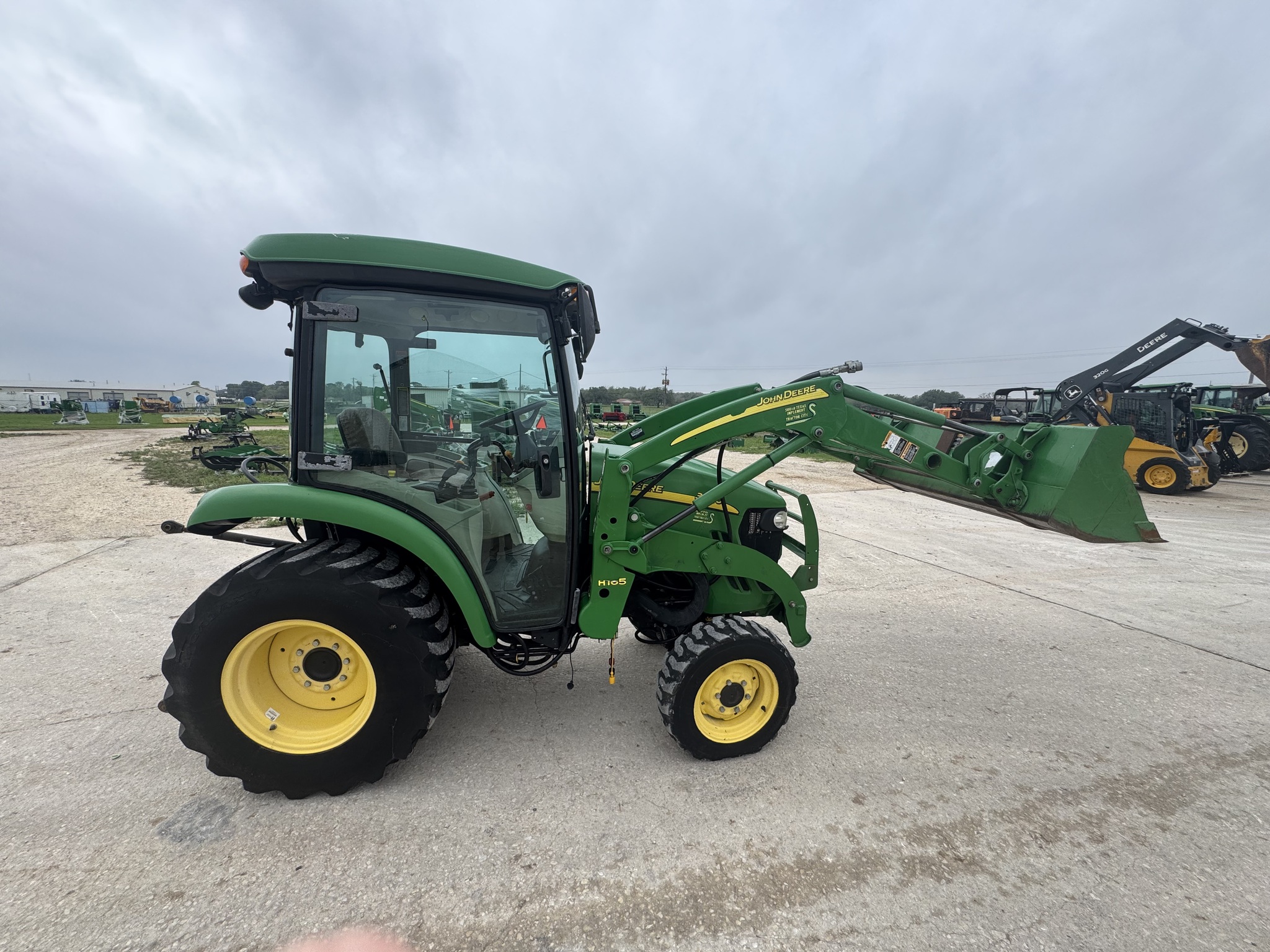 2013 John Deere 3320 Image 2