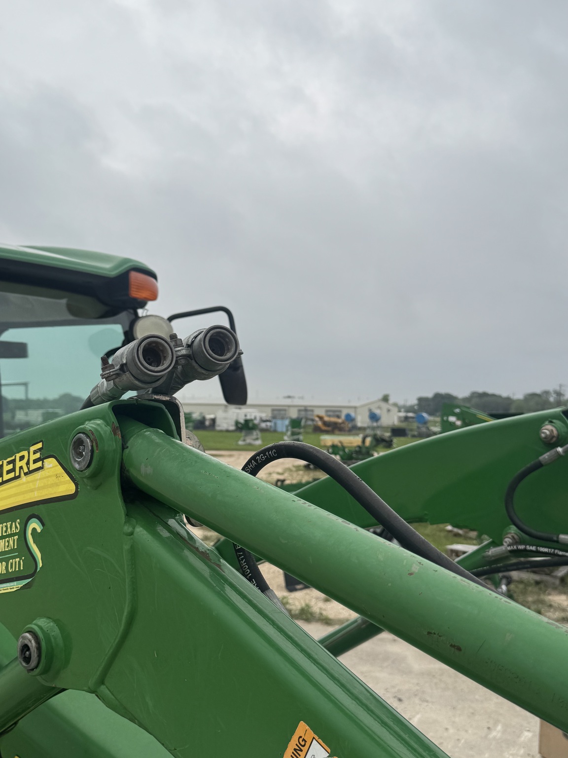 2013 John Deere 3320 Image 5