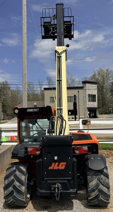 2025 JLG AG519 TELEHANDLER, CAB, PALLET FORKS