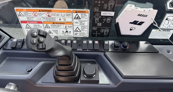 2025 JLG AG519 TELEHANDLER, CAB, PALLET FORKS