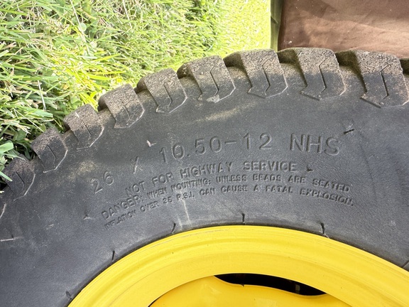 2011 John Deere X724 - Photo12