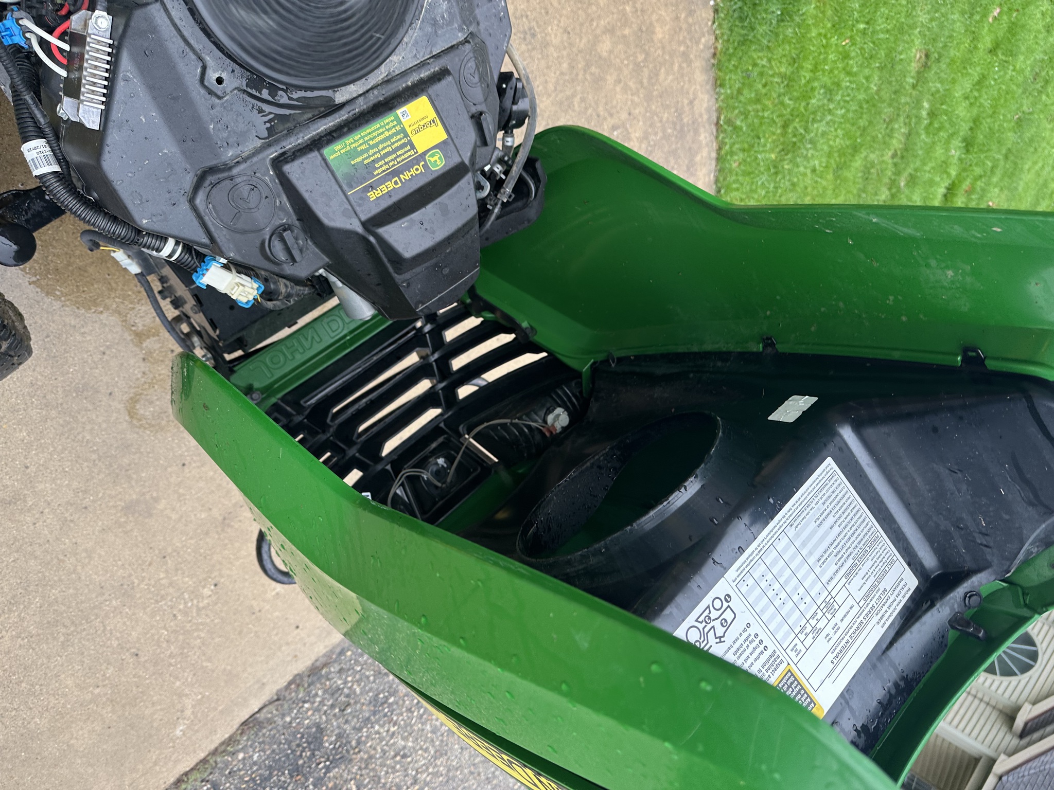 2020 John Deere X590 Image 11