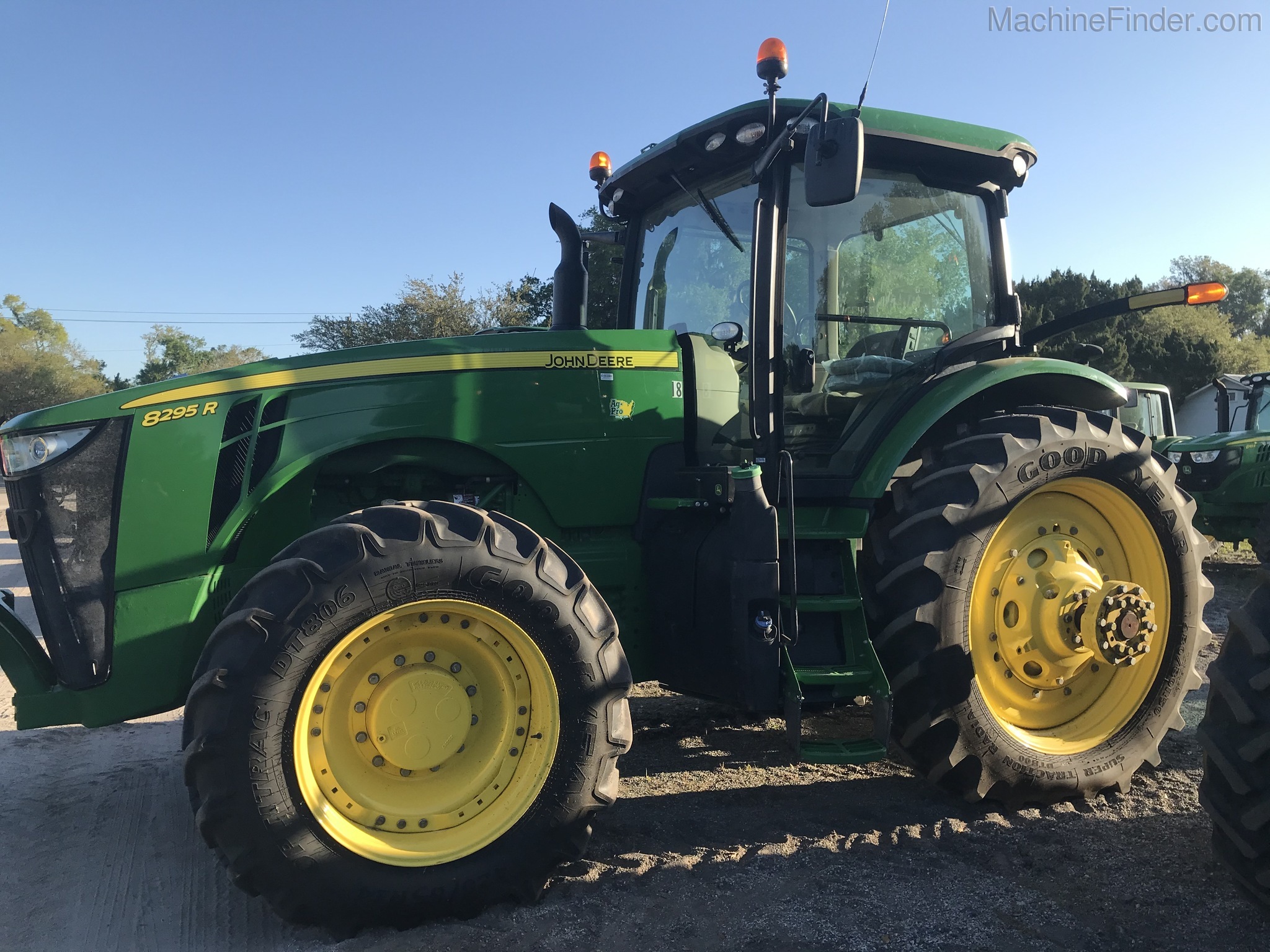 2017 John Deere 8295R Image 4