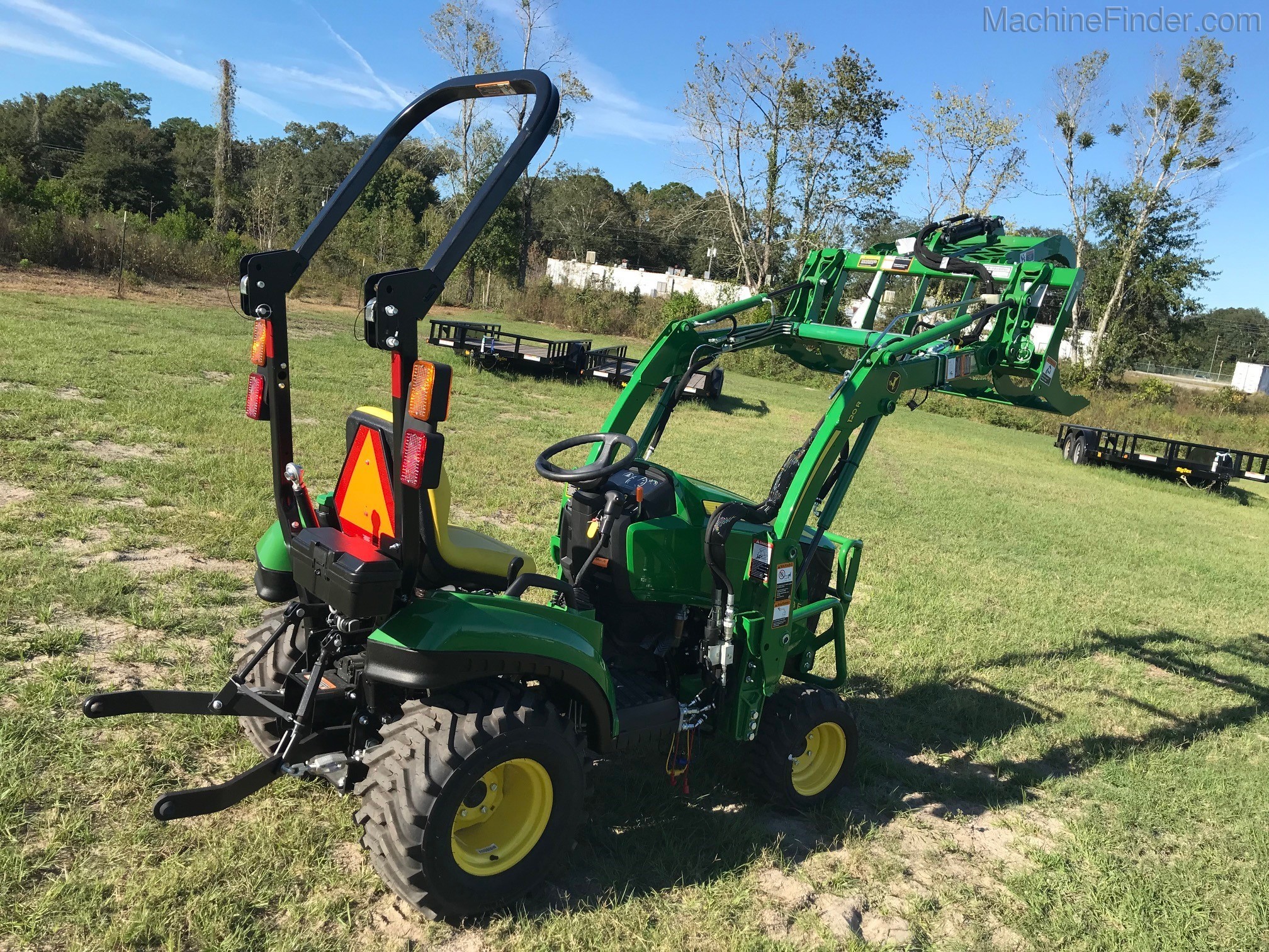 2020 John Deere 1023E Grapple Image 2