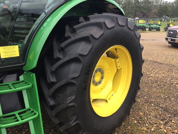 John-Deere-6105E-137