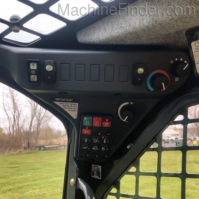 2020 John Deere 317G Image 8