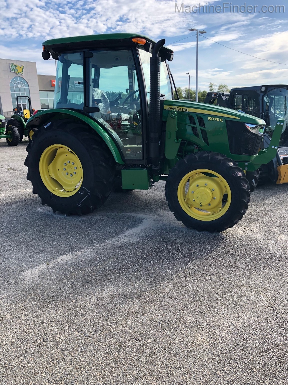 2020 John Deere 5075E Image 3