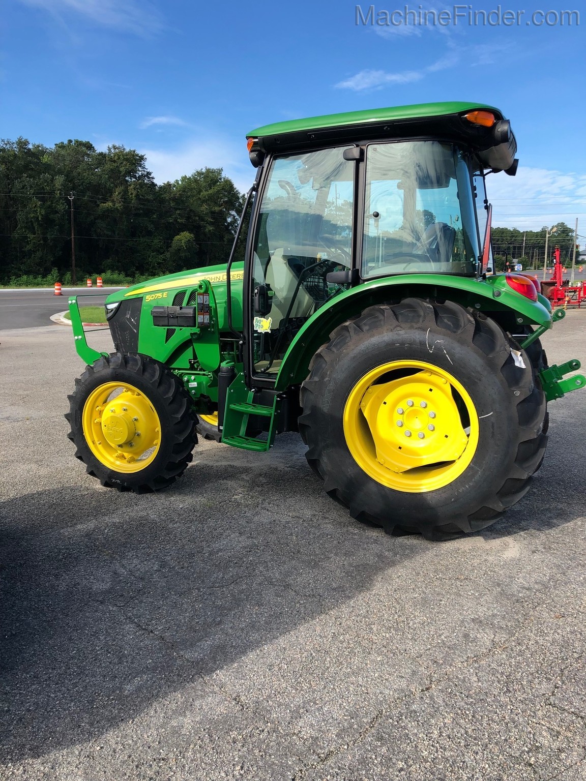 2020 John Deere 5075E Image 6