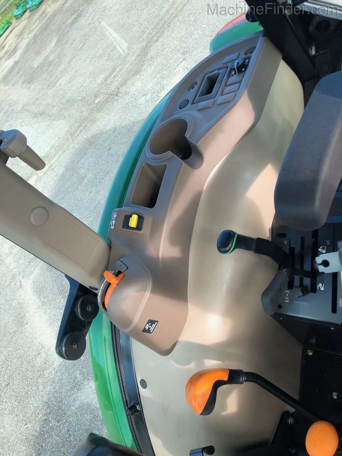 2020 John Deere 5075E Image 8