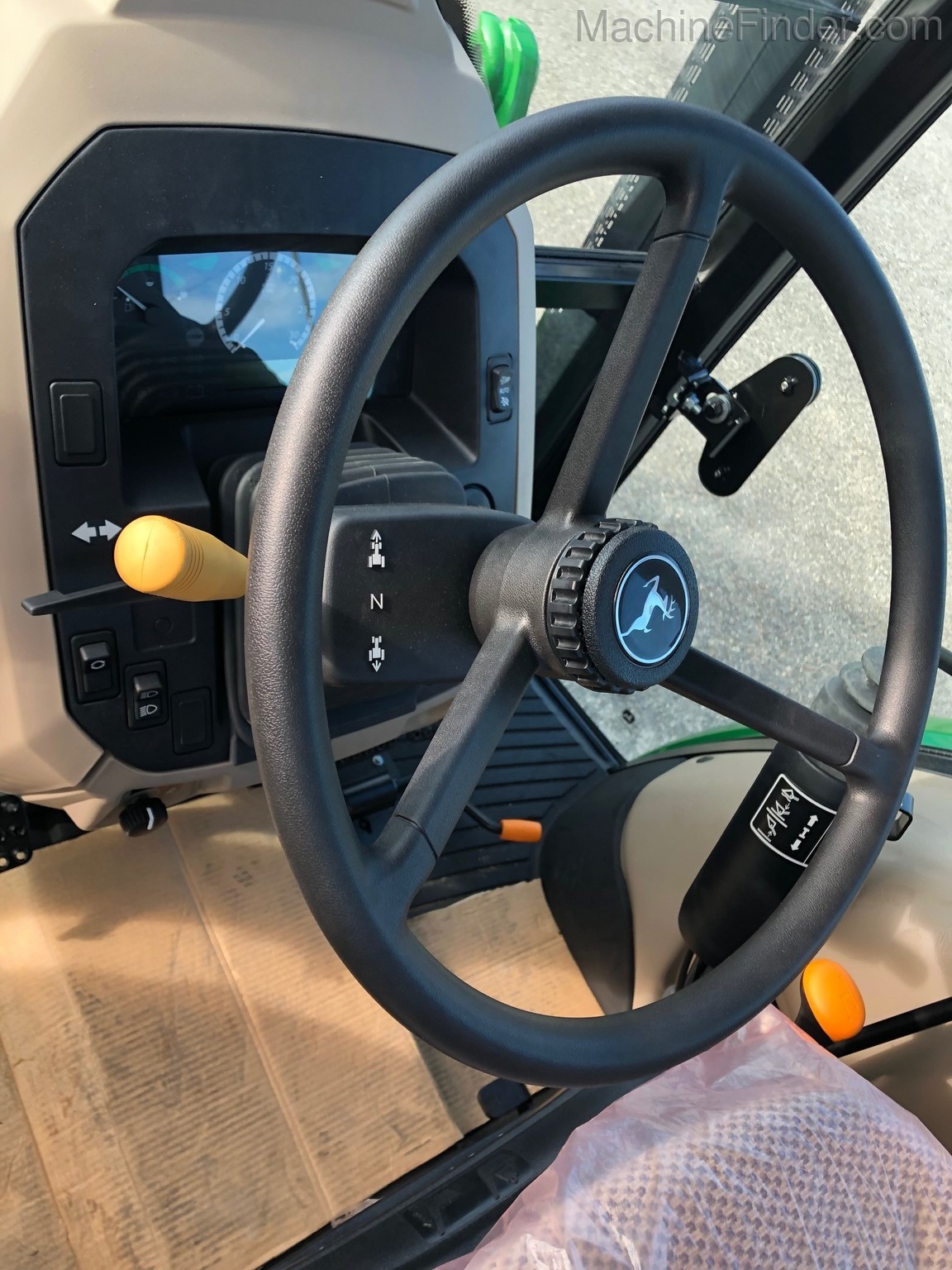 2020 John Deere 5075E Image 10