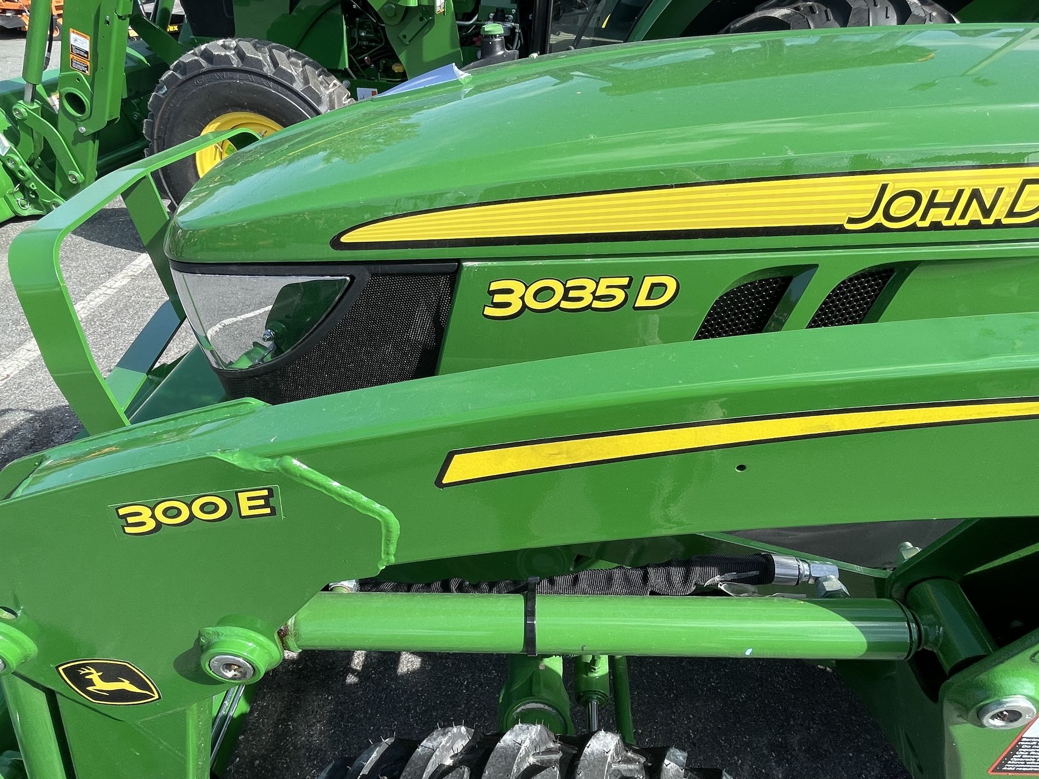 2022 John Deere 3035D Image 2