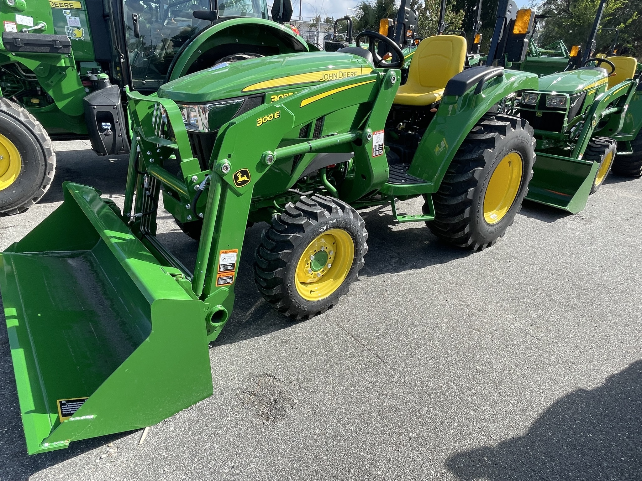 2022 John Deere 3035D Image 1