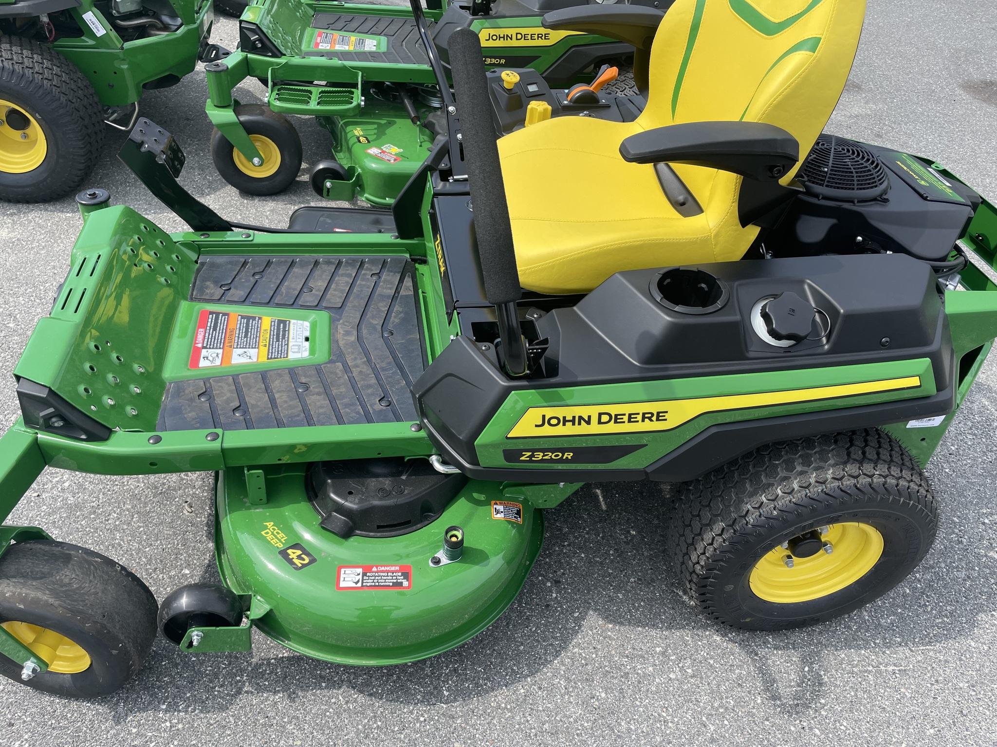 2023 John Deere Z320R Image 3