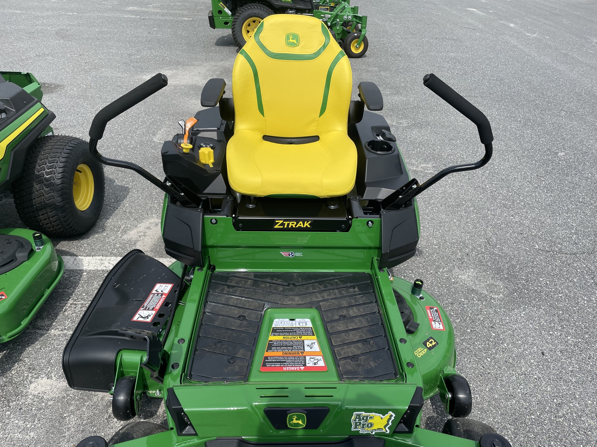 2023 John Deere Z320R Image 2