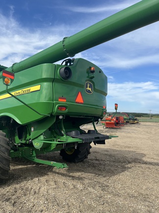 Used 2017 John Deere S680 Combines at Horizon Ag & Turf in Mayerthorpe, AB - Photo5