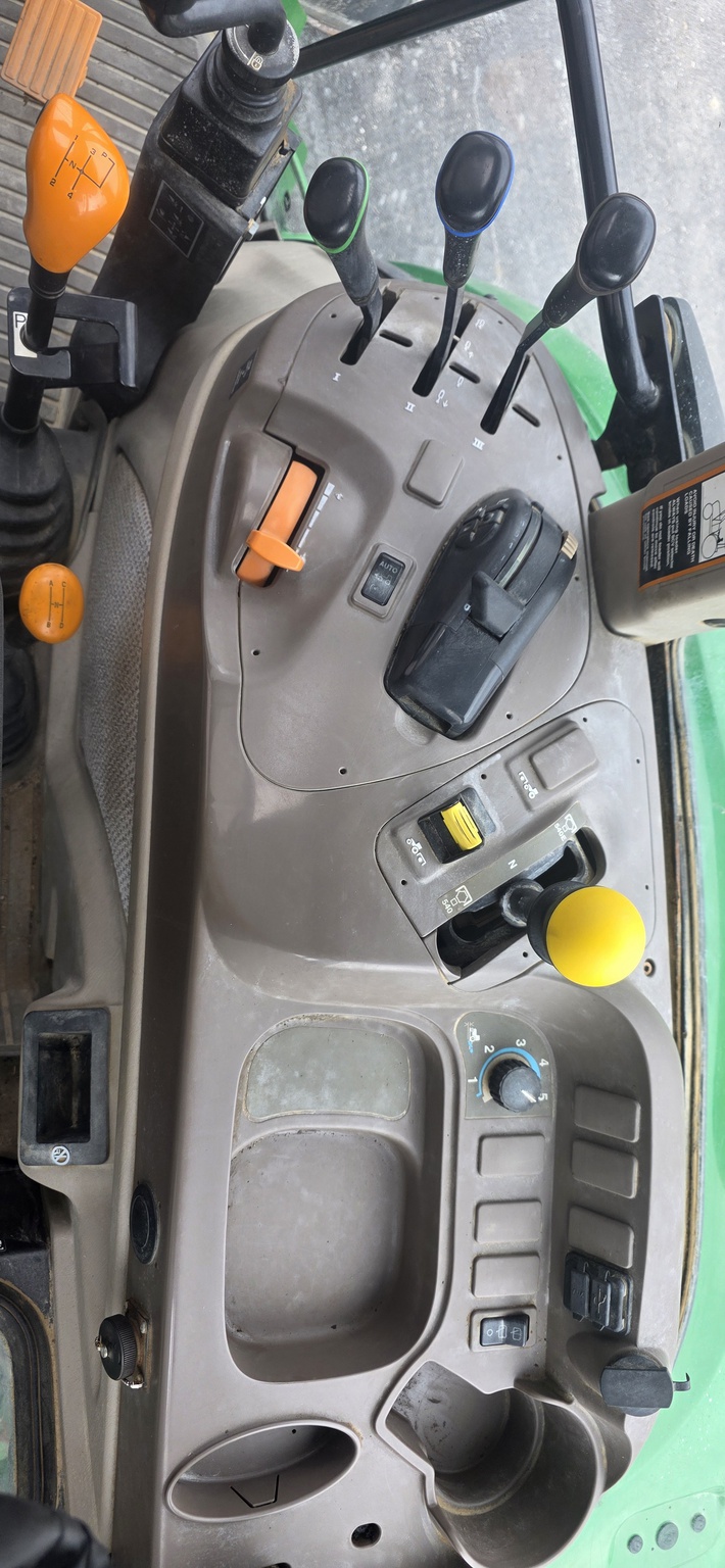 2017 John Deere 5115M Image 17