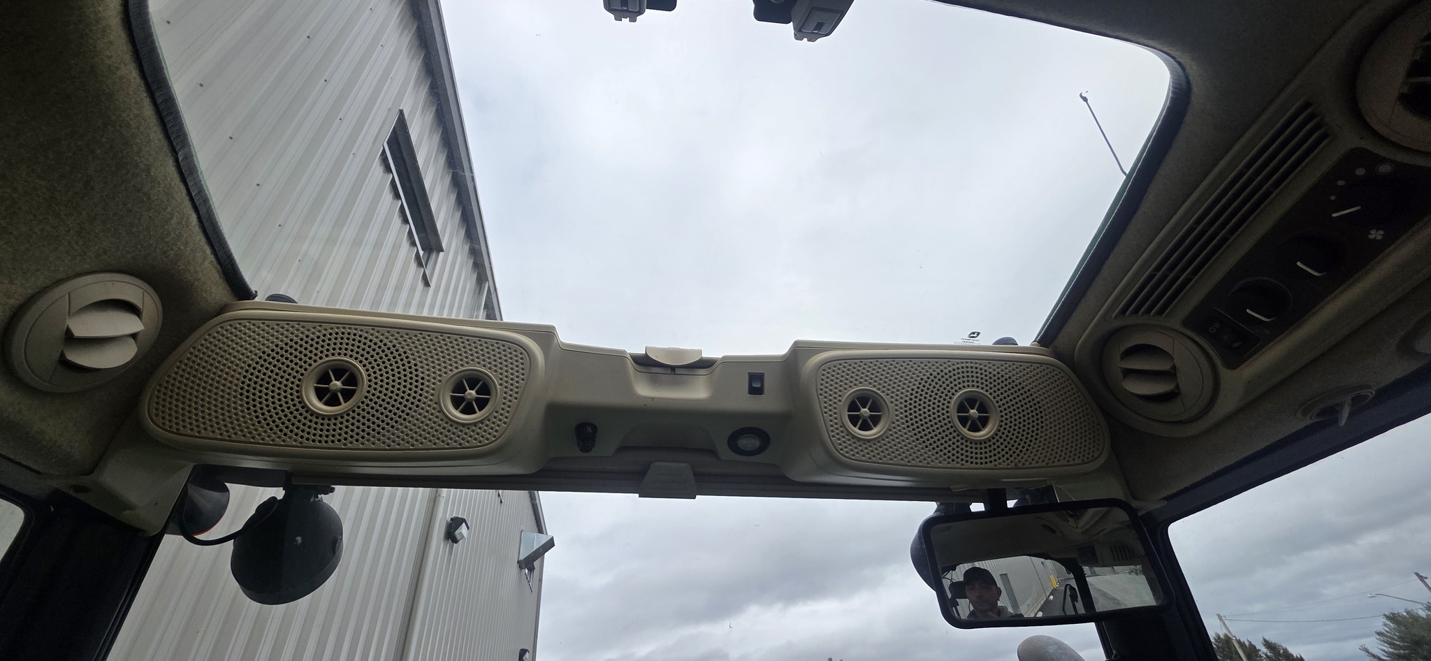 2017 John Deere 5115M Image 15