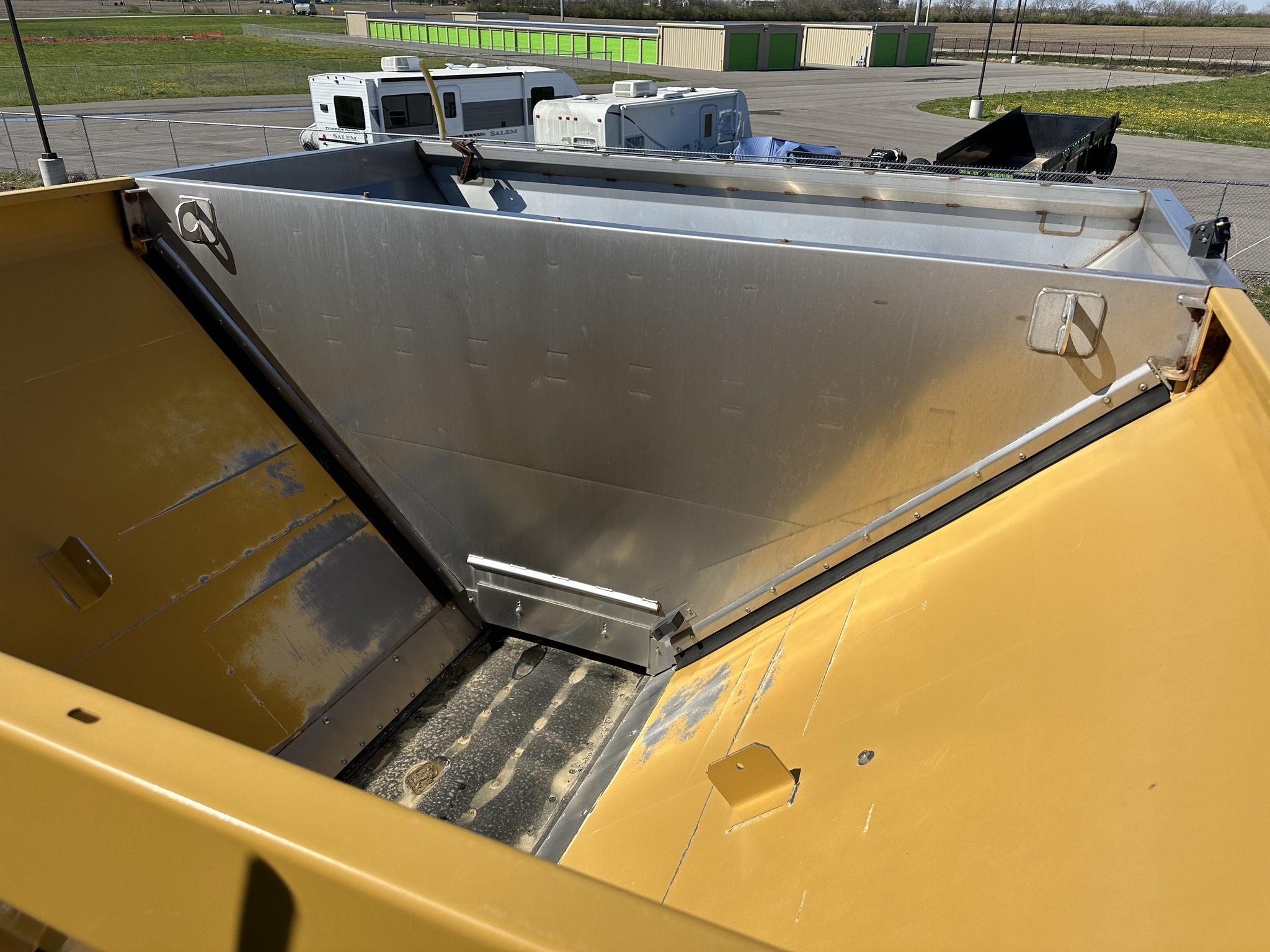 2019 RoGator RG1300C Image 16