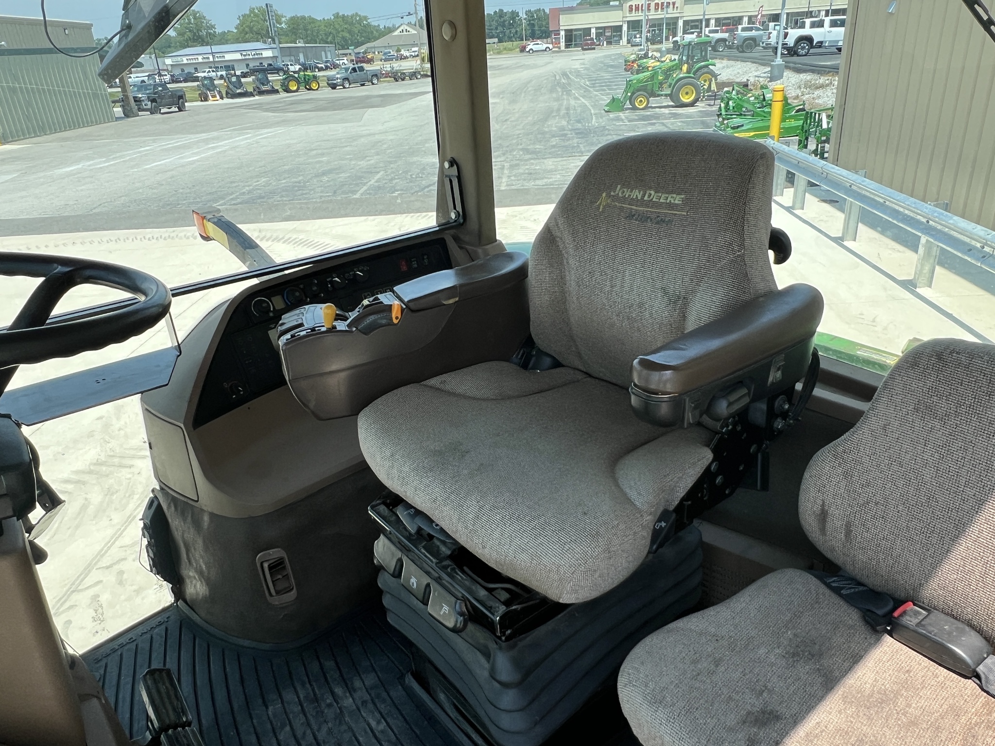 2004 John Deere 8320 Image 9