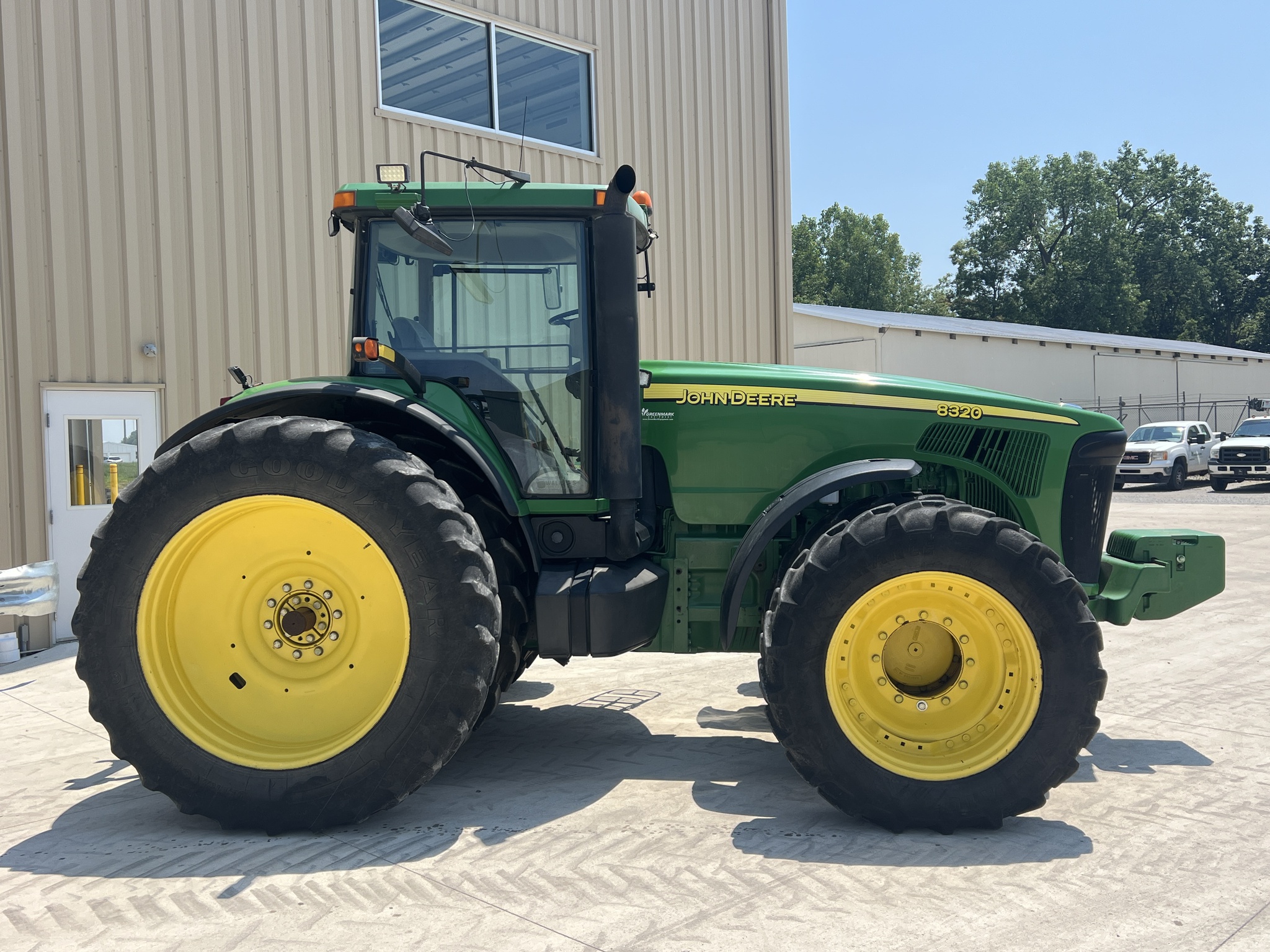 2004 John Deere 8320 Image 2