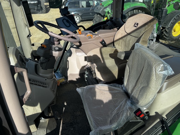 2025 John Deere 6R 215 - Photo21