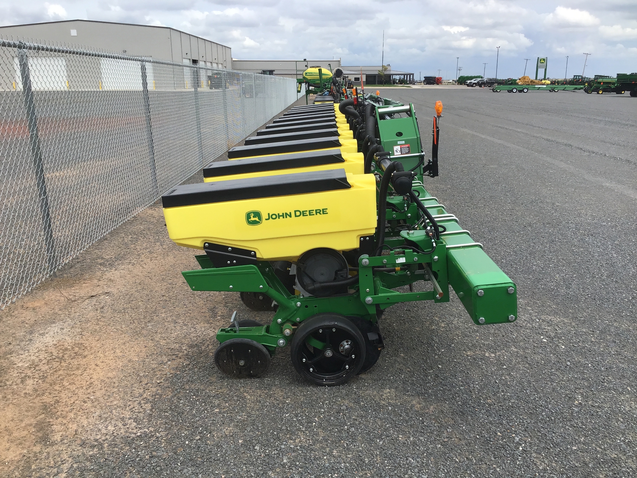 2024 John Deere 1725 Image 3