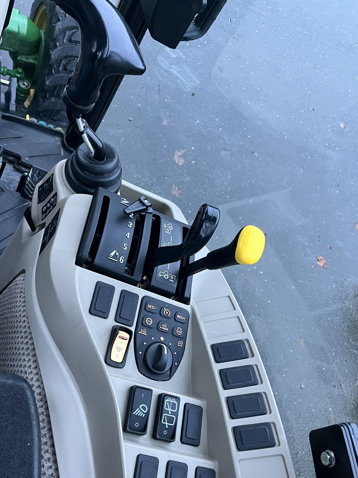 2023 John Deere 3046R Image 6