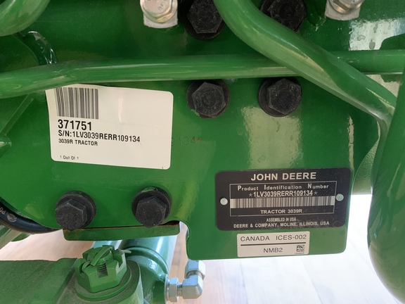 Photo of John Deere 3039R