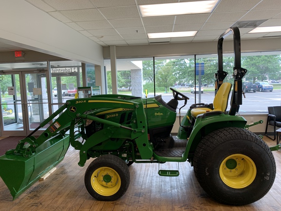 Photo of John Deere 3039R
