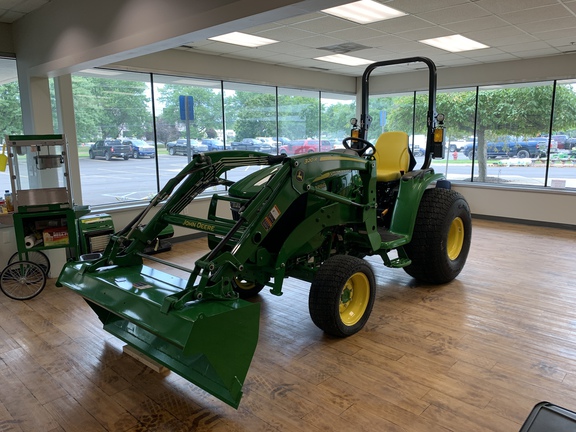 Photo of John Deere 3039R