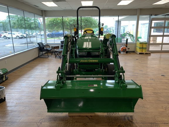 Photo of John Deere 3039R