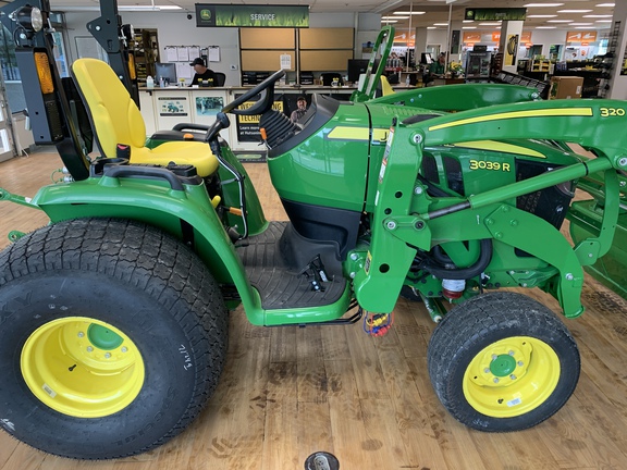 Photo of John Deere 3039R