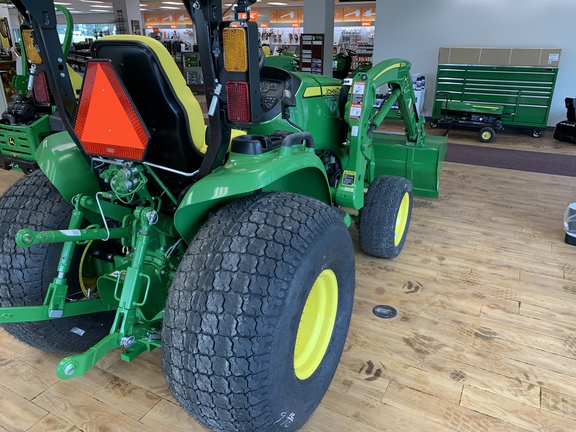 Photo of John Deere 3039R