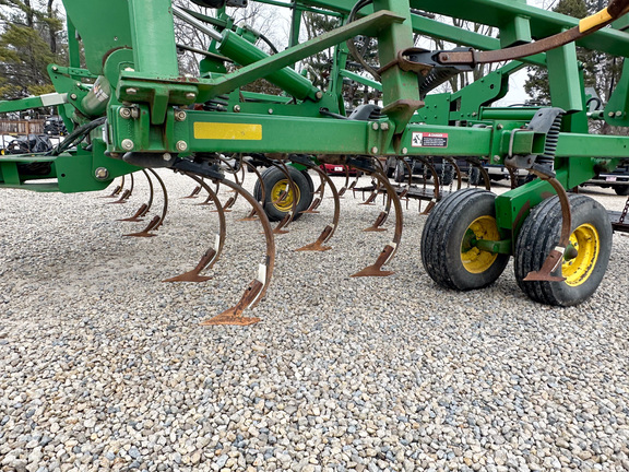 2008 John-Deere 2210