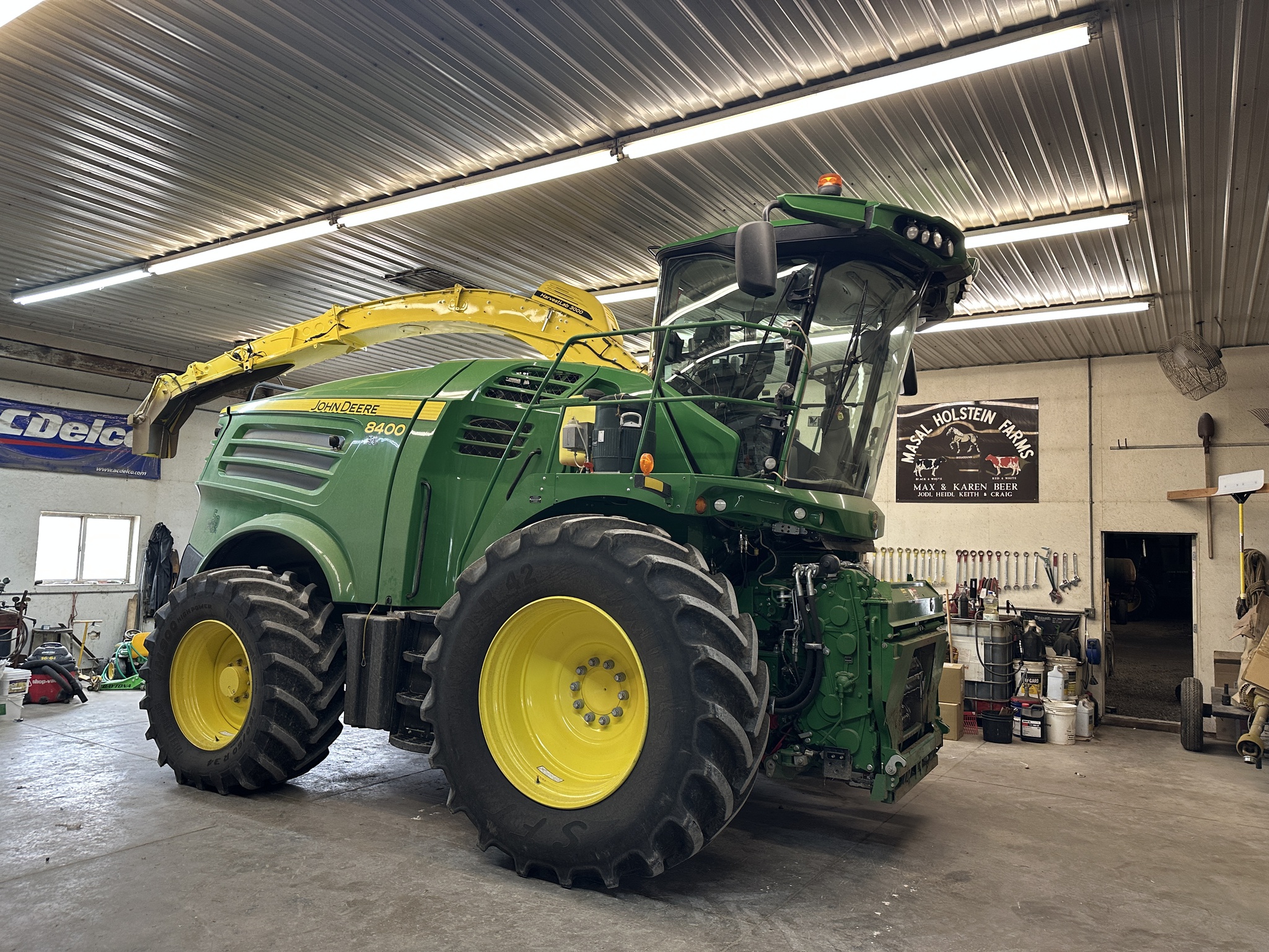 2022 John Deere 8400 Image 1