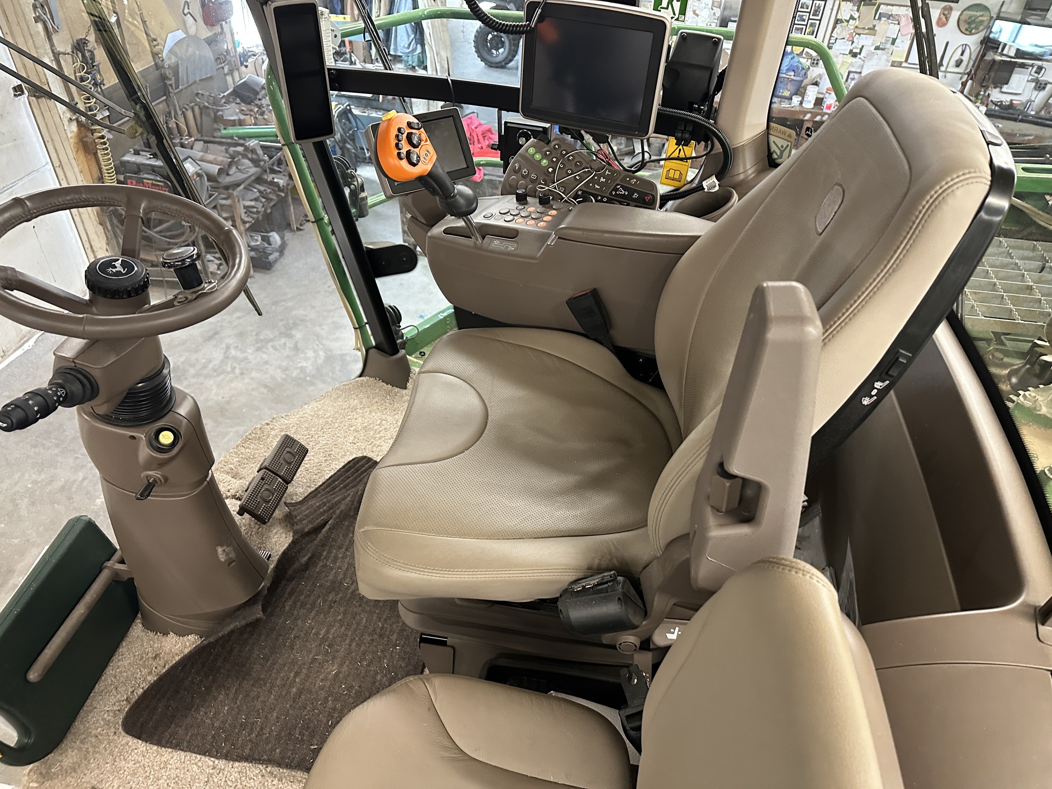 2022 John Deere 8400 Image 11