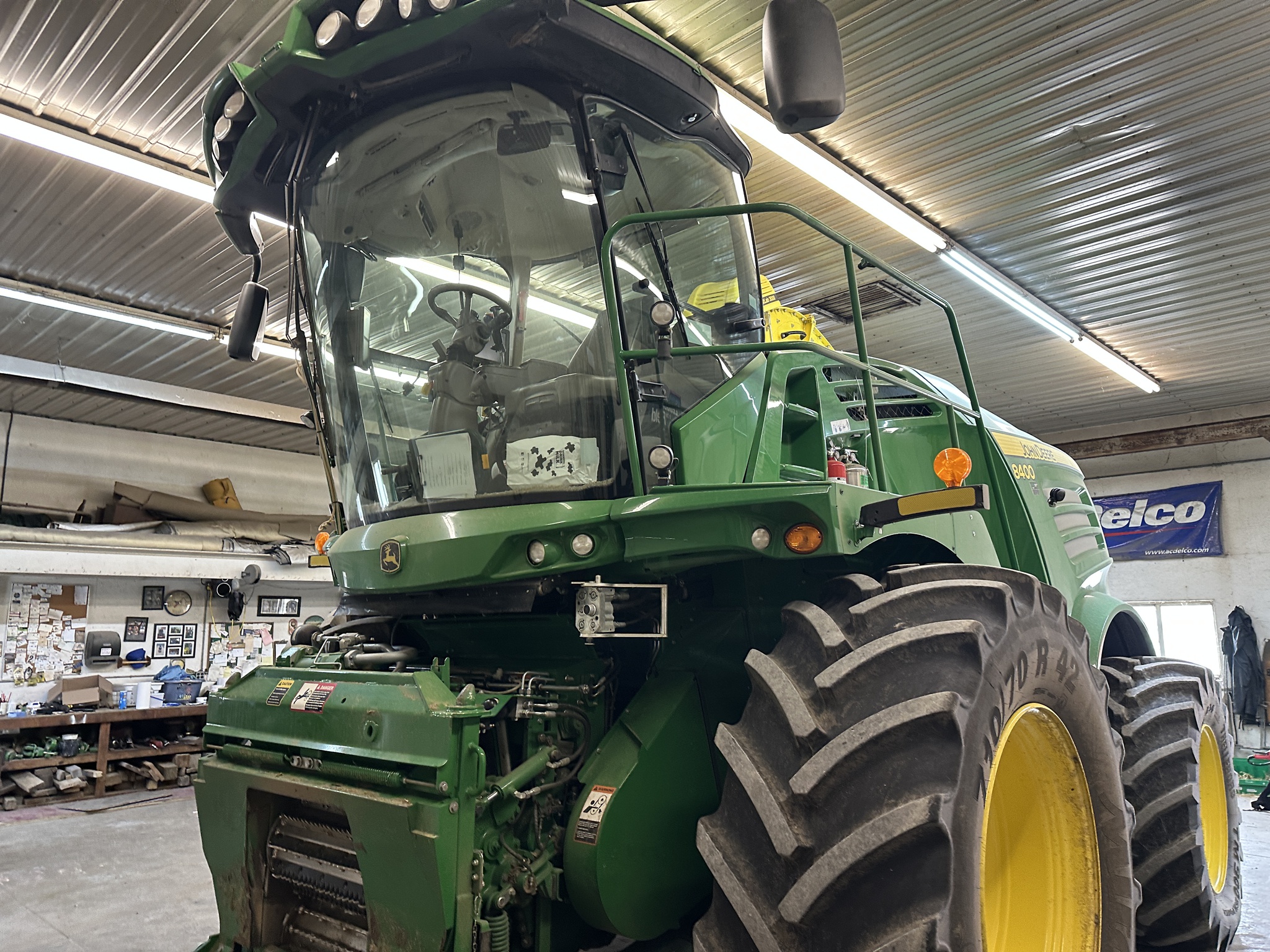 2022 John Deere 8400 Image 13