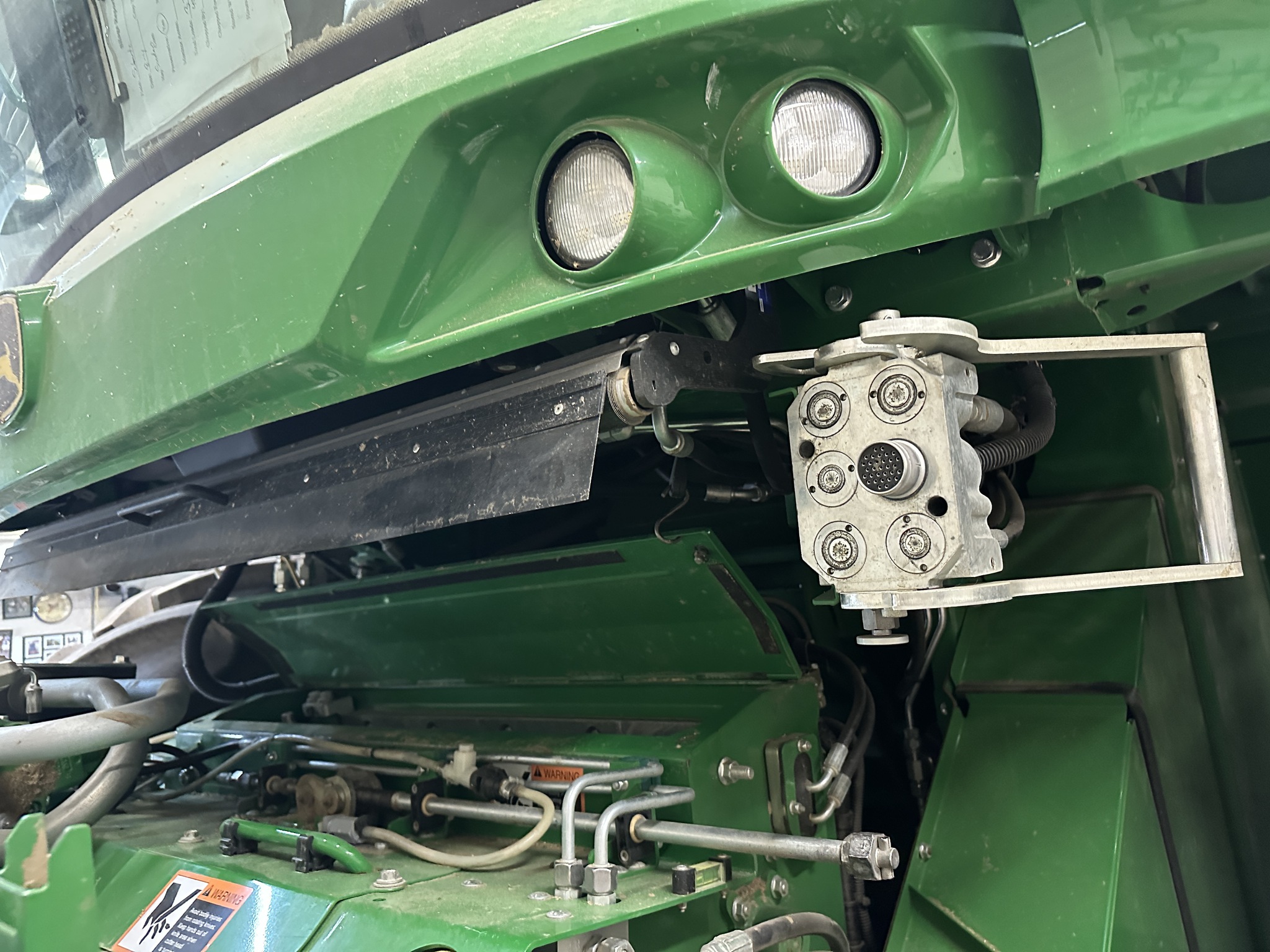 2022 John Deere 8400 Image 15