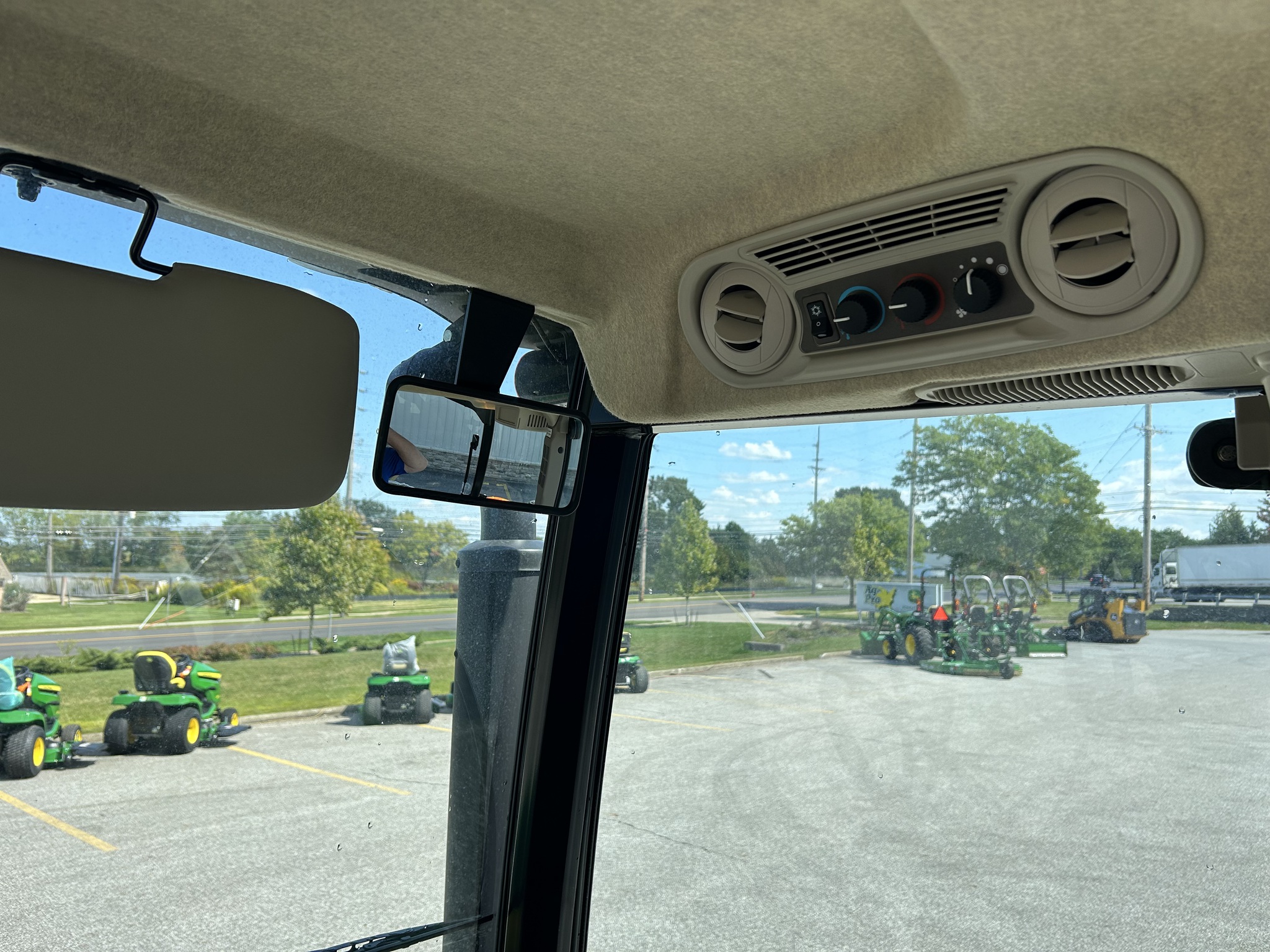2025 John Deere 5075E Image 10