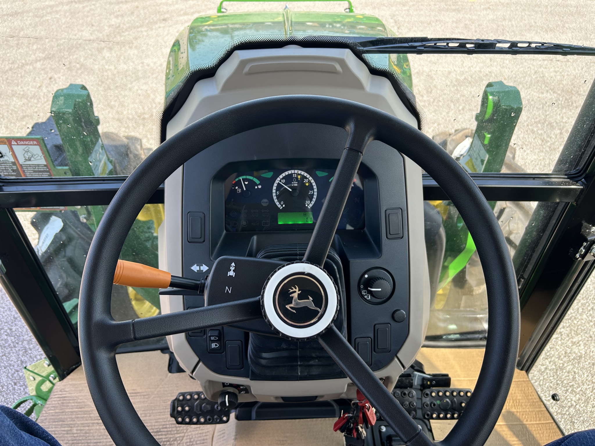 2025 John Deere 5075E Image 9