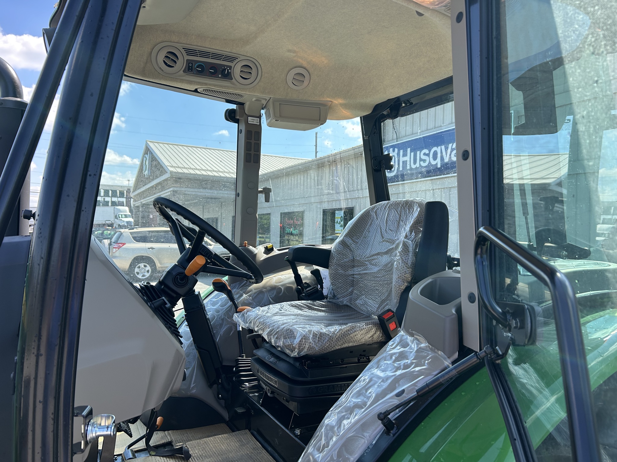 2025 John Deere 5075E Image 11