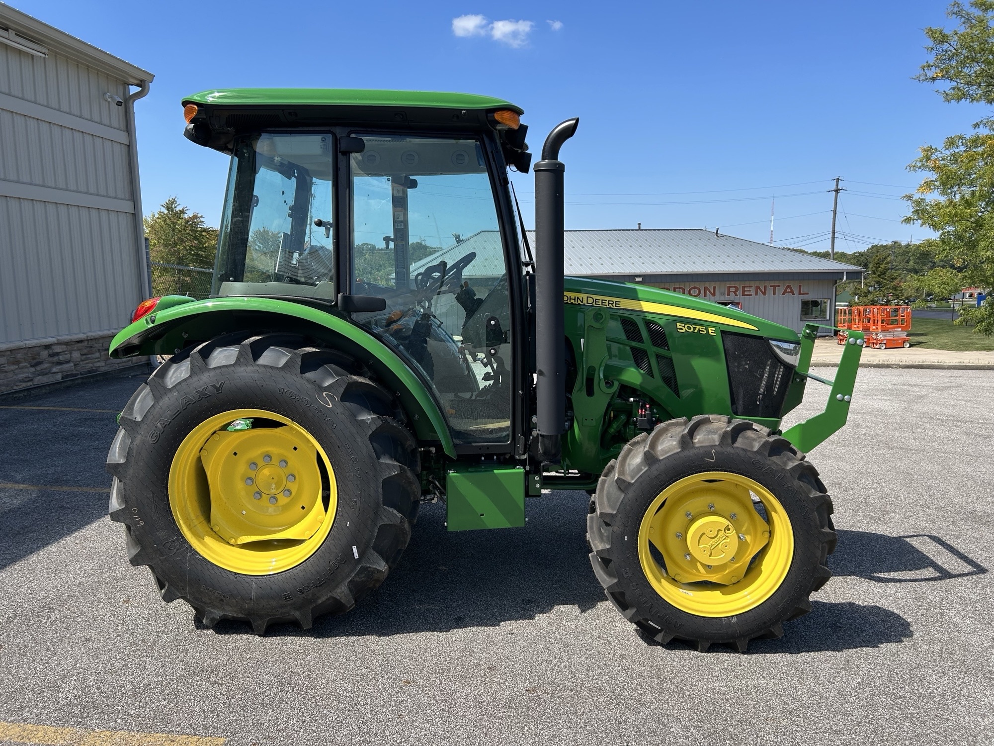 2025 John Deere 5075E Image 7