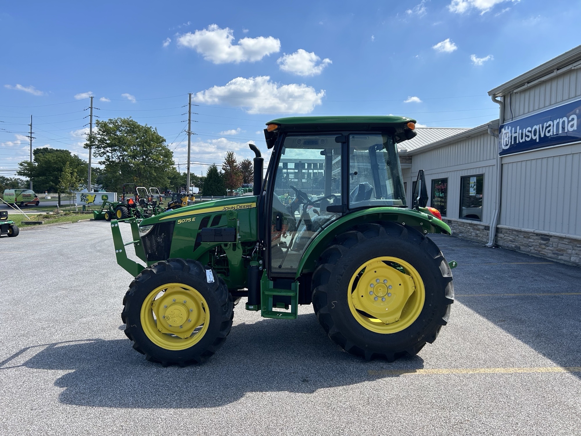 2025 John Deere 5075E Image 8