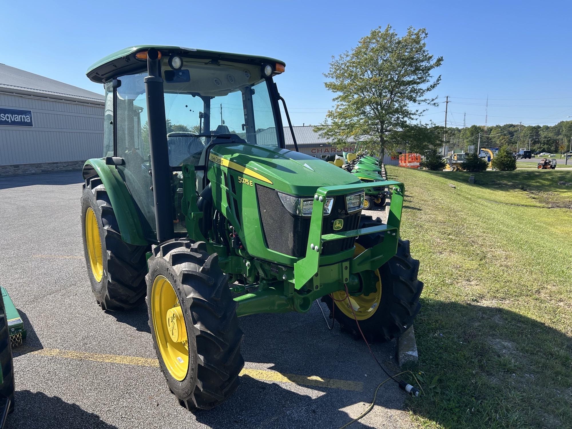 2025 John Deere 5075E Image 3