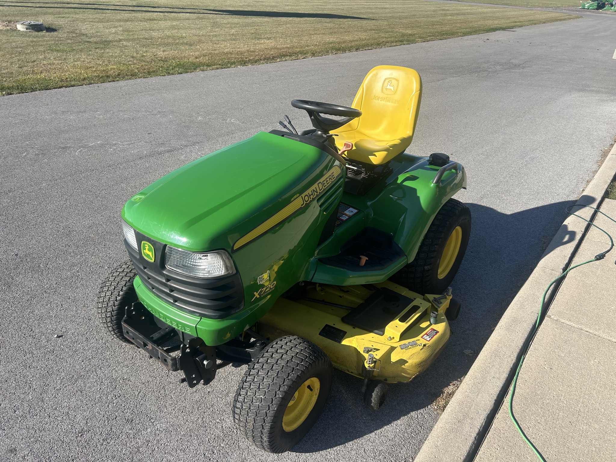 2011 John Deere X720 Image 2