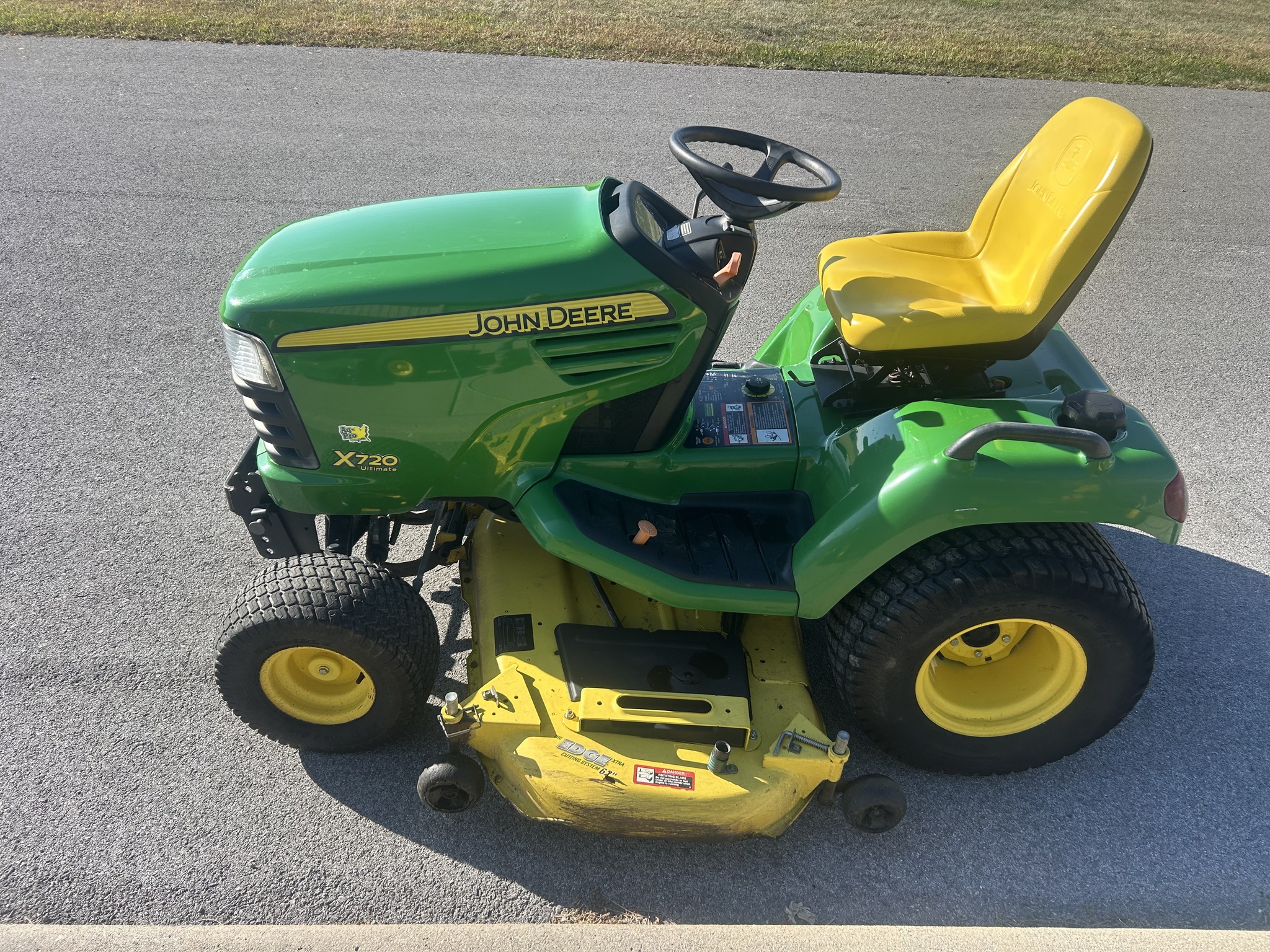 2011 John Deere X720 Image 3