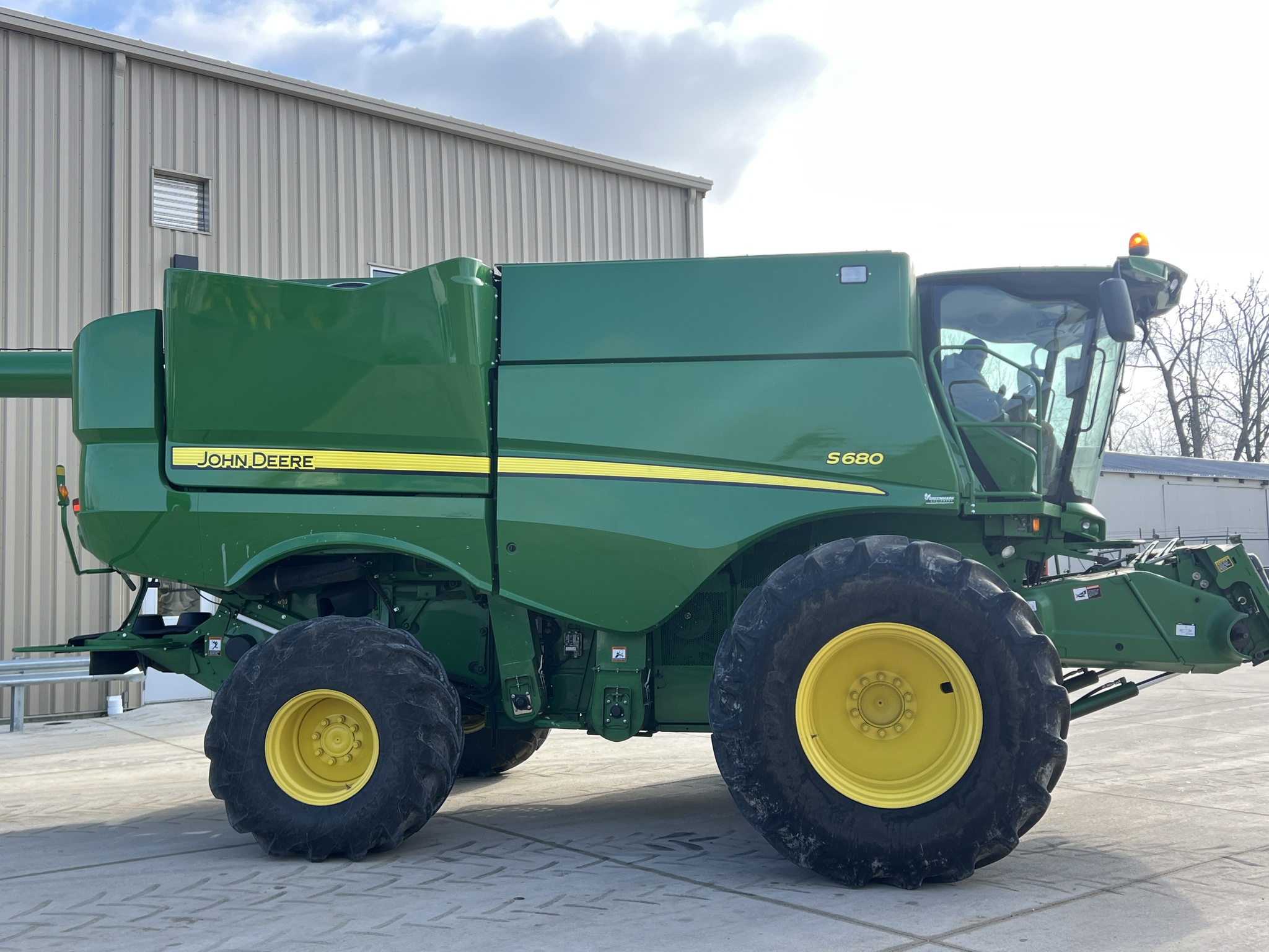 2014 John Deere S680 Image 2