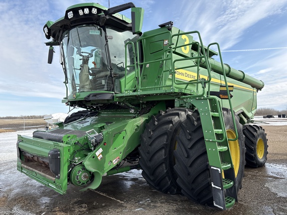 Used 2025 John Deere X9 1000 Combines at Horizon Ag & Turf in Lloydminster, AB - Photo3