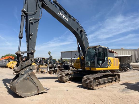 Photo of a 2023 John Deere 250P