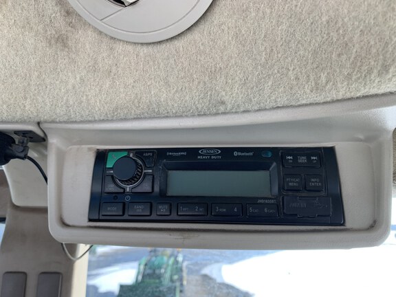 Photo of 2022 John Deere 6105E